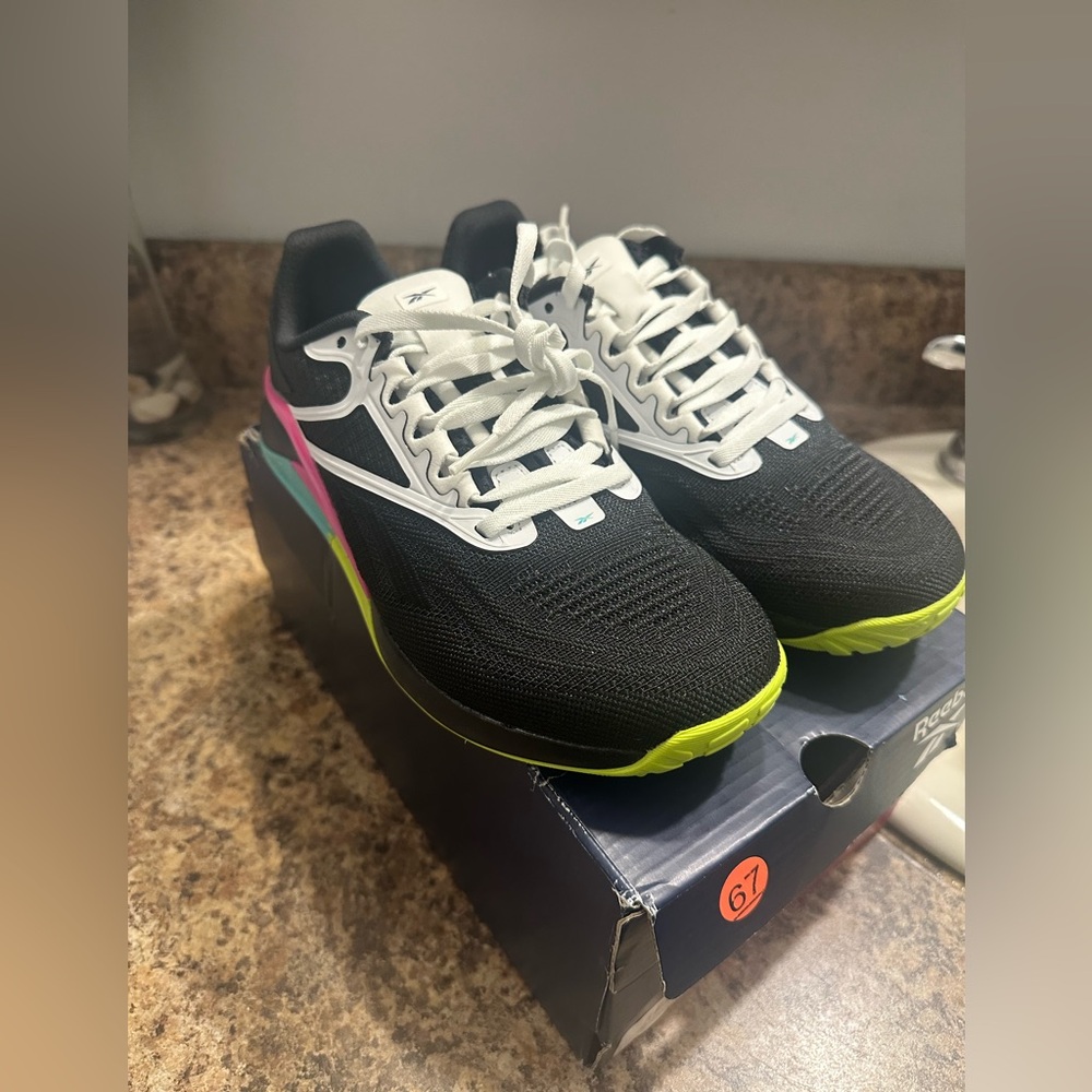 Reebok Black and Pink Athletic Shoes with Modern Design - Picture 5 of 5